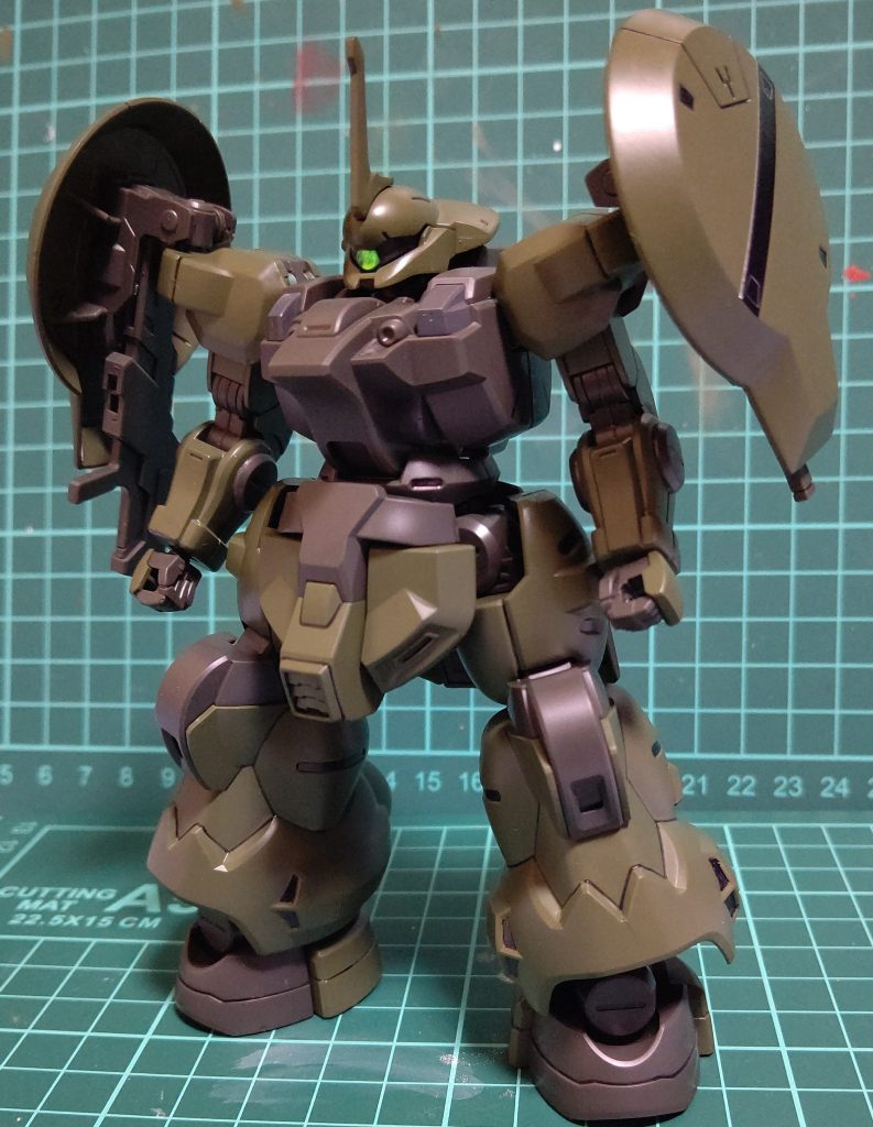 艶消し前。モノアイはHアイズのグリーンを使用。モノアイと言えばピンクなのですが、そのピンクのモノアイに必須のHアイズ(ピンク)の在庫が手元に無かったので急遽グリーンを使用。これはこれで…アリかなぁ…と。 塗装は今回も筆塗り。ベースカラーの変更の他、胸部の白いパーツと頭部のモノアイの下の部分、脇腹?の辺りのパーツと元は紫のスラスターパーツをブラックグレーに変更。