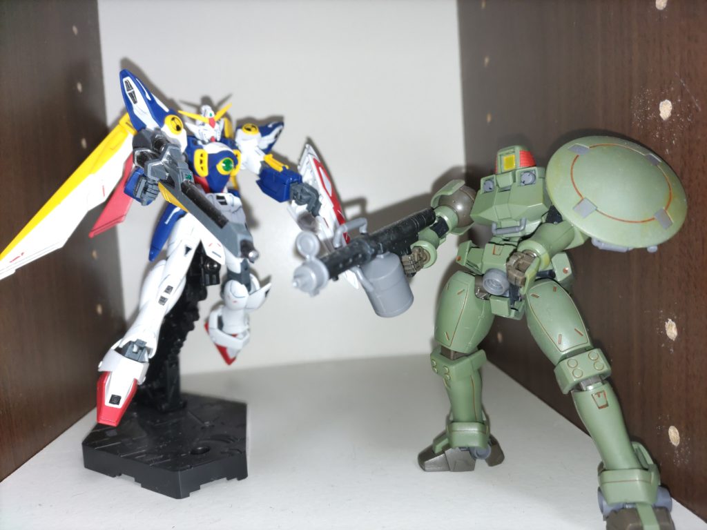 HGウイング、リーオーウイングはそれっぽいデカール貼り、リーオーは初めてのタミヤウェザリングマスター