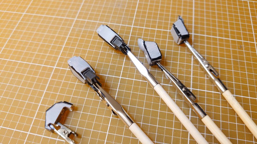 水性サーフェーサーを筆塗りしてます黒立ち上げできるか試しましたが、全然ダメですね。雑ですし(笑)稚拙な出来ではございますが、最後までご覧いただき感謝です