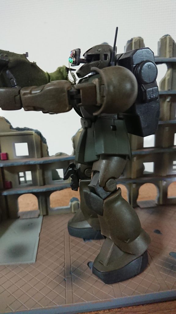 レンズ部分は現実のナイトビジョンゴーグルのように上げ下げできるという妄想設定です。 