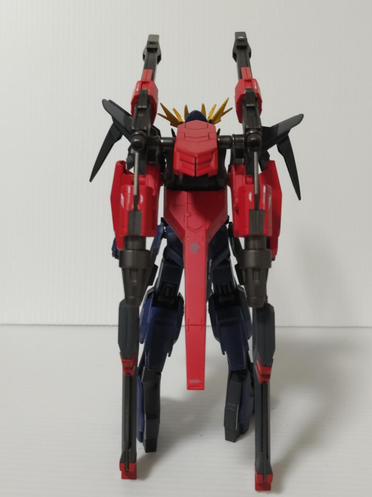 サイドショットとバックショット。砲身も使って、四点立ちしているので、安定して自立してます。