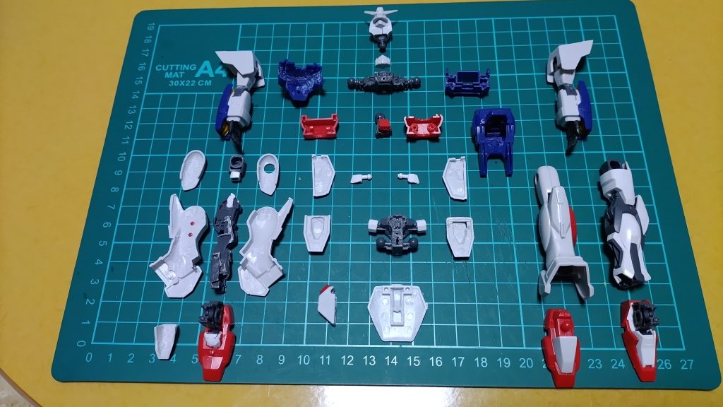 シャイニングの関節はEGストライクのものと入れ替えももと脛を延長しました。素組み以外したことがなかったので失敗だらけで諦めかけましたがGUNSTAに投稿することだけを目標に頑張りました。最後までご覧いただきありがとうございました!