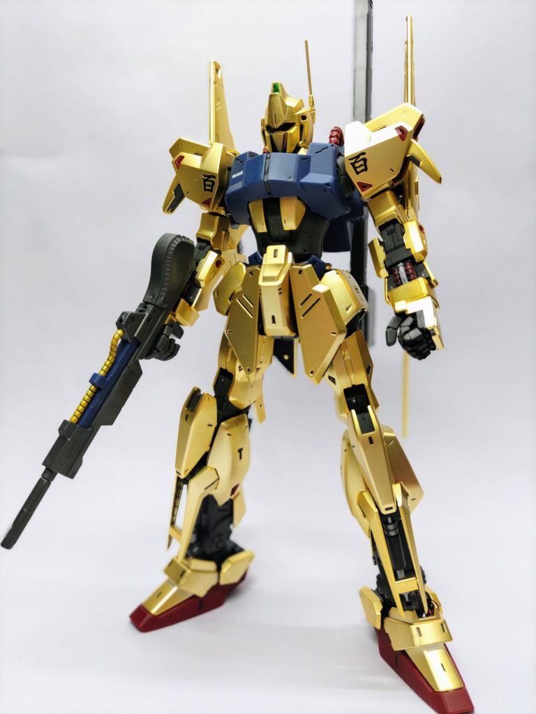 付属のマーキングシールとガンダムデカールは「百」と右胸の形式番号しか使いませんでした。百式はこういうシンプルなイメージというか、あんまりデカールとか貼ってない方が好きなんですが分かる方いますか?