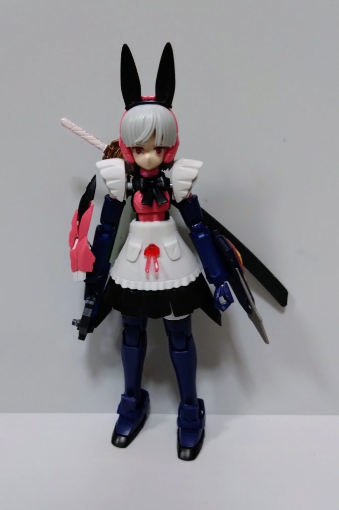 正面素立ち。胸部のリボン型パーツもすーぱーふみなティターンズメイドの物。割と大きめなのでスーパーリシェッタよりは胸部をカバー出来てるのではと期待w武装はHGガンダムエクシアリペア2のGNソード、バスターシールド、武者ビクトリーの刀を装備。GNソードのシールドみたいなパーツは今回は省略されています。肩はコアガンダムのパーツにすーぱーふみなティターンズメイドに付いていたメイド服っぽいパーツを両面テープで接着させています。