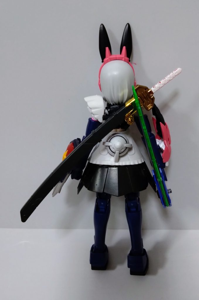 後ろ。うさぎの尻尾を模したGNドライブを腰に取り付けてみました。