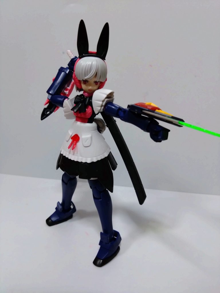 適当にポージング。バスターシールドを構え、背中の刀を抜くポーズ。アニメやゲームとかでは背中の刀を簡単に抜いてますが実際にはかなり抜きにくいのではないのかと思われますw実際手は届いたけどこの状態から抜けと言われてもまず抜けない……。