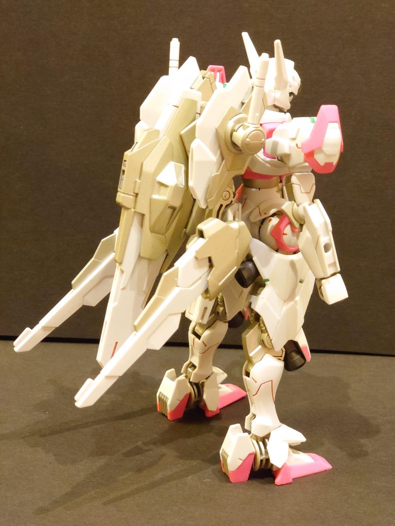 メタリックカラーをつや消しトップコートするといい感じのメタル感が出るので最近よく使ってます。スミ入れはルブリスのピンクに合うようにレッドでやってます。