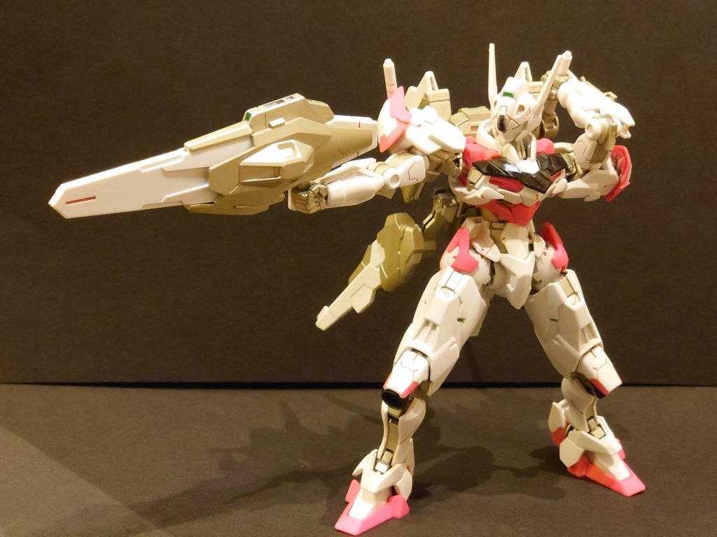 組みやすく可動も文句無しで、余裕でバックパックのサーベルも掴めます。サーベルの配置はダブルゼータに近いですね。