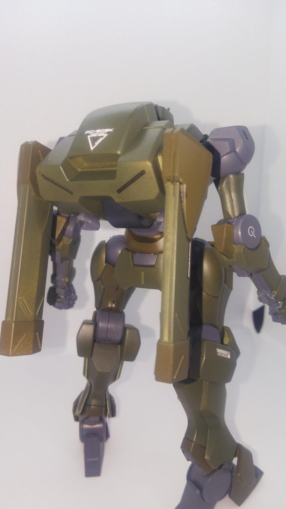 メインカラーは、カーキグリーン。アクセントにオリーブドラブ。関節等は、メカサフヘビーとなっております。普通に組むだけでもそれなりになる自分には、ありがたいシリーズだと思います。毎回ですが写真がうまく撮れず、お見苦しいと思いますが優しく見守って頂くと幸いです。それでは、また😊