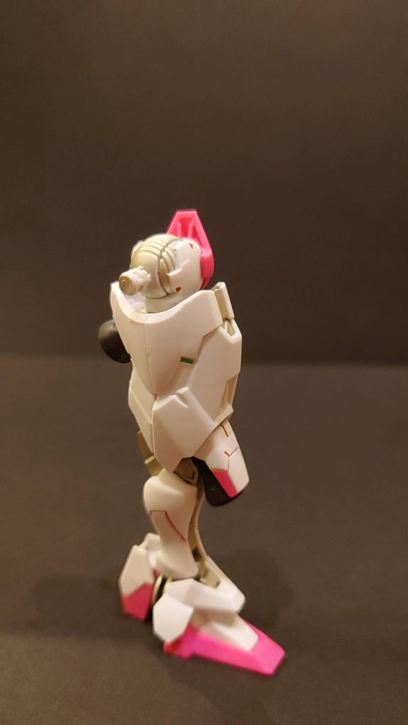 股関節部分。肩と太もものグリーン部分はグリーンのデカールの余白部分を使いました。