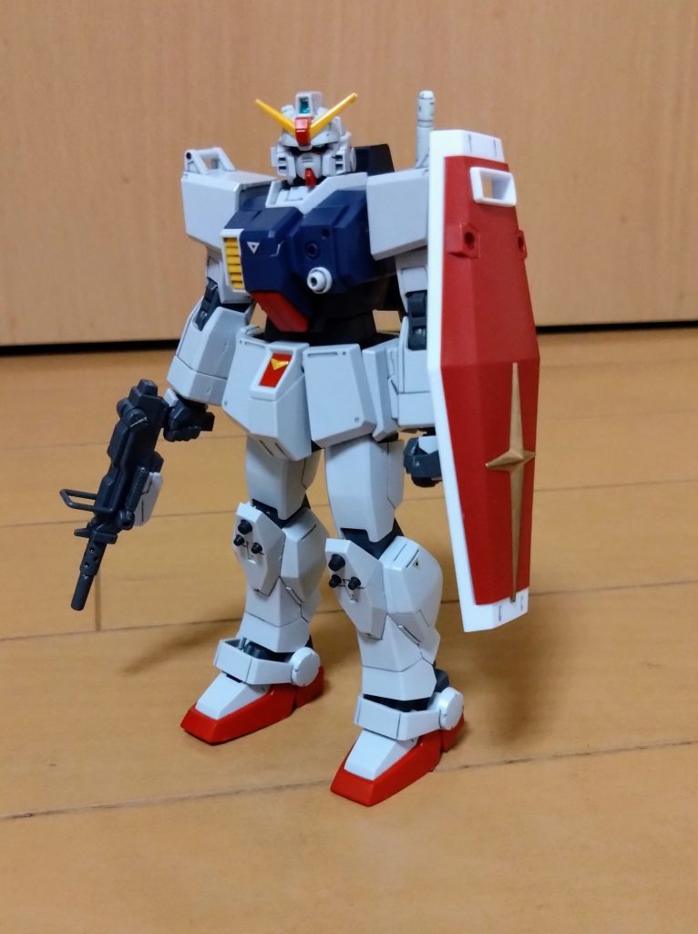 まずは正面素立ち。相変わらず基本武器はマシンガンとなっています。一部部隊にはビームライフルもあったとか……シールドは陸ガンのバトルシールドではなく、後にジムに使われるシールドを装備。