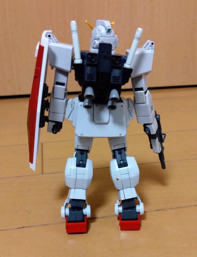 後ろ。後にペイルライダーに使われるバックパックを試験運用という設定になっております。