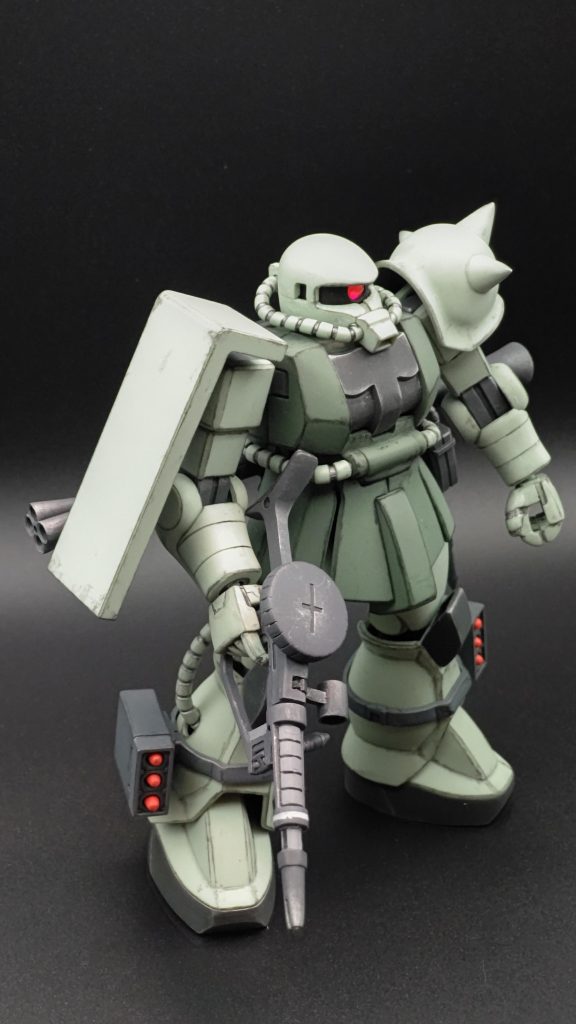 フル装備での一枚。写真では分かりませんが、マシンガンのセンサーにはレンズパーツを入れて、UVライトで発光します。マズル近くの白いラインはデカールではなく、塗装です。最新キットも良いですが、アニメのイメージに近いのは 寧ろ こちらではないでしょうか？(＊個人的意見です)