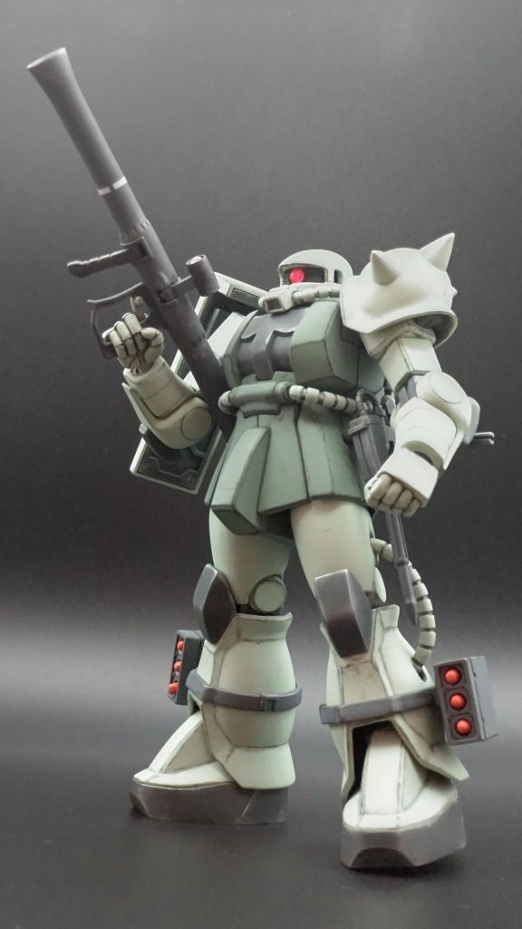 バズーカに持ち替えて。因みにバズーカの砲身の白いラインもデカールではなく塗装です。私、何故か昔からバスーカは小脇に抱える方が好きなんですよ。全く利に叶ってないんですけどね····カッコいいから良いんです！(＊個人的意見ですw)