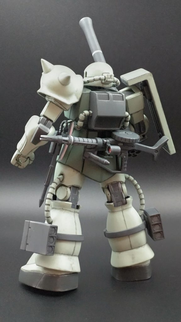 バックショット。特に説明書には記載はありませんが、載せようと思えば 実はマシンガンも腰のマウントラッチに載せられるんです。塗装してると 色剥げや、色移りが怖くて なかなかやる勇気が出ませんが。(^_^;)