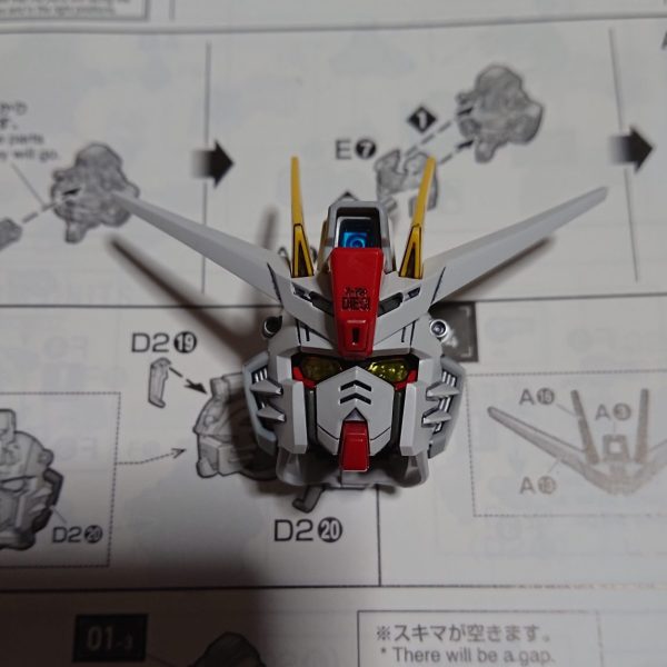 MGSDフリーダムガンダムの制作その１です。頭部ができました。ランナーはもはやSDの量じゃないです。（1枚目）