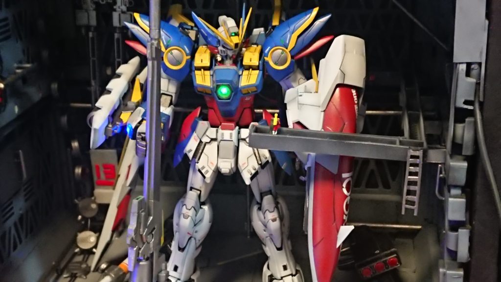 LEDを頭、腹、両腕に内蔵しました。