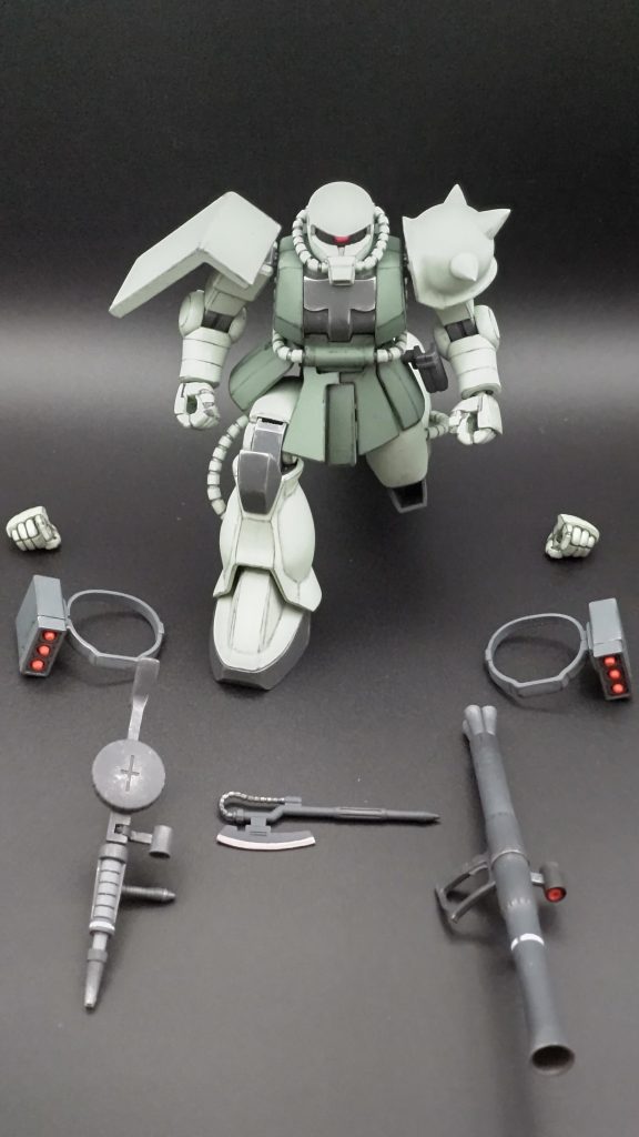 装備一覧。意外にも 割りと無理なく膝立ちも出来たりします·····ちょこっと膝ういてますけど。腰中央のアーマーは 真ん中でカットしてあるので、左右独立して稼動します。そういえば3連装フットポッドのミサイルの先端に出っ張りがあるんですが、アニメ作品の画像を観ても 無いんですよね？HGUCは勿論、MG版でも説明書を見ると この【早押しボタン】みたいな出っ張りがあるんですが、こんなの生えてましたっけ？？私は なんかカッコ悪いので(＊個人的rya)切っちゃいましたwこれ何なのか知ってる人いたらコメントで教えて下さいw