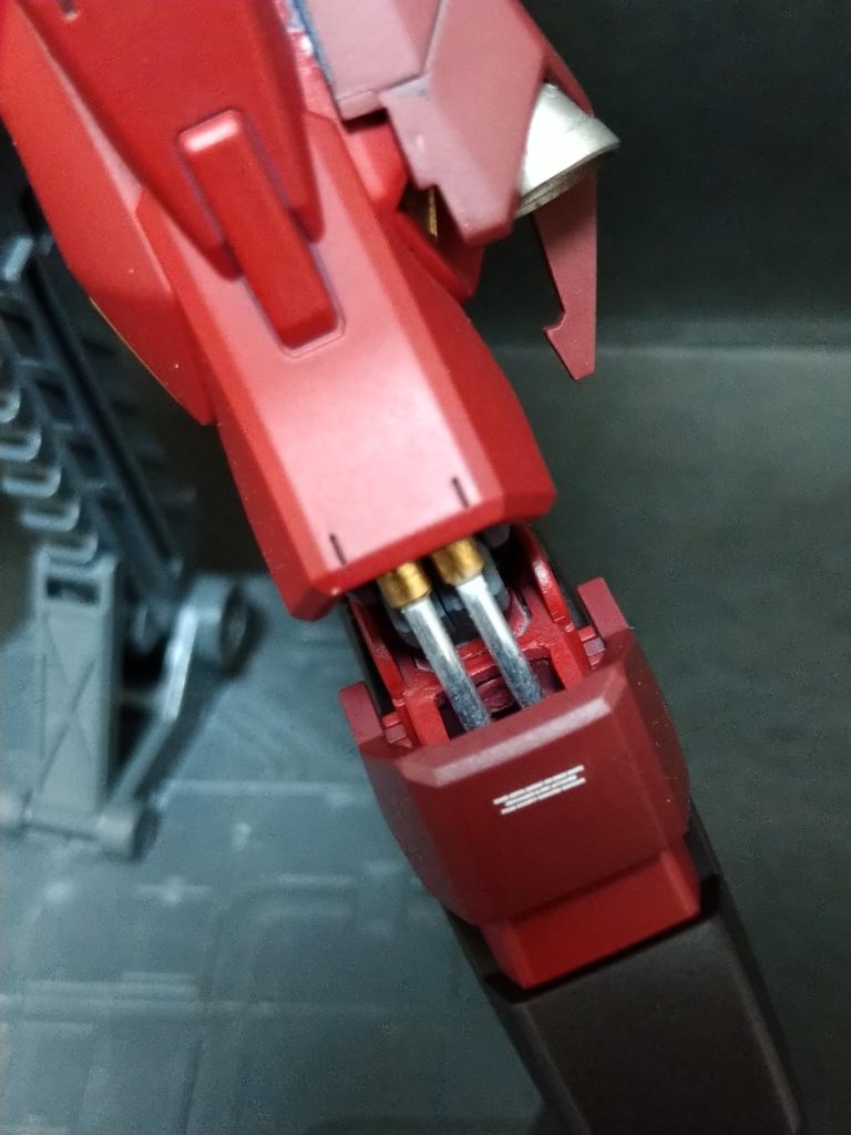 足のシリンダー部には過去作同様、金属パーツを使用しました。