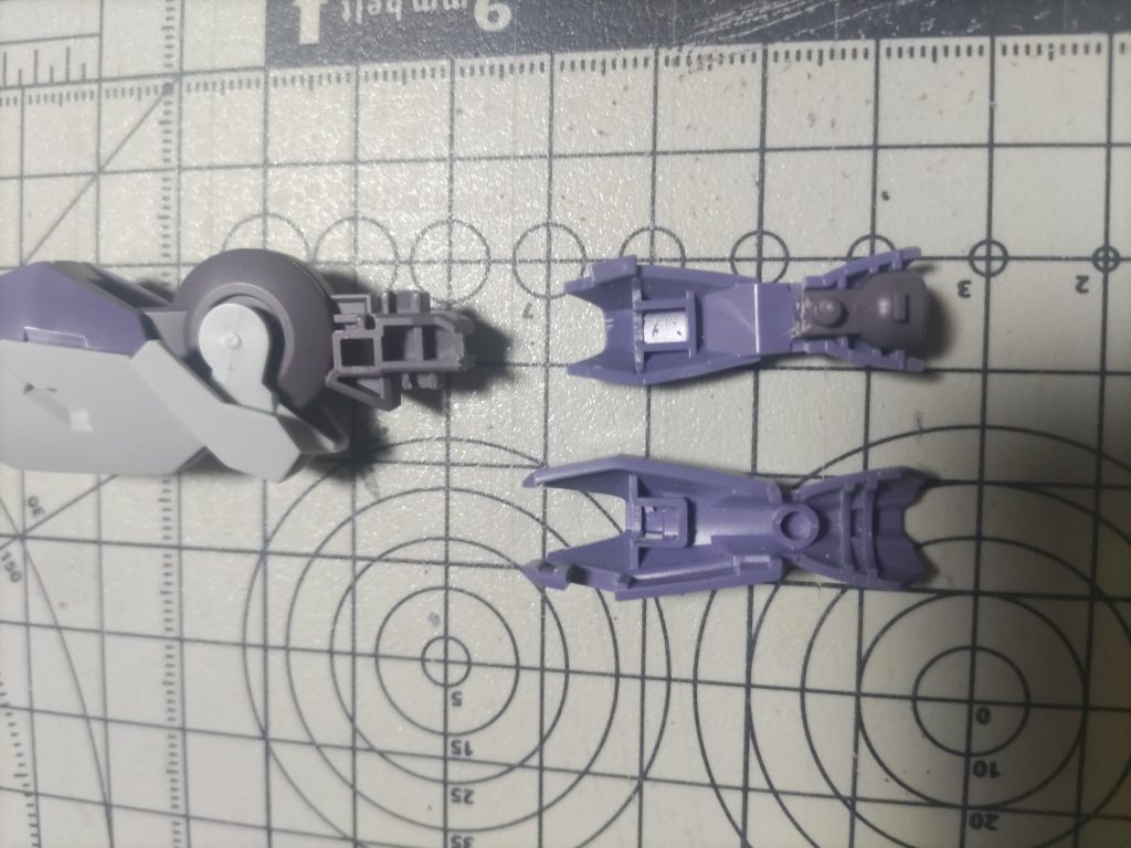 合わせ目は少ないですが割と目立つので処理。スネはフレームの切断とダボ穴を加工して後ハメ出来るようにしました。