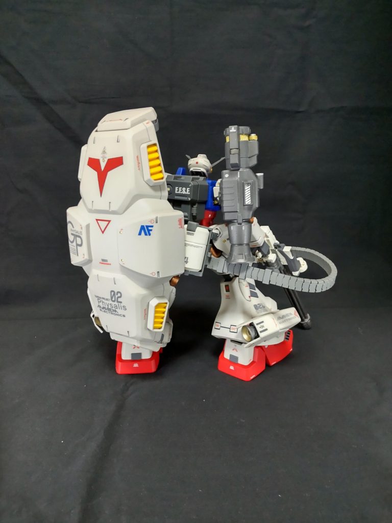 背面、シールドの上げた持ち手の取り付け穴に接続できるようにバックパックに軸を取り付けています。ガトリングガンのタンクもバックパックに接続。