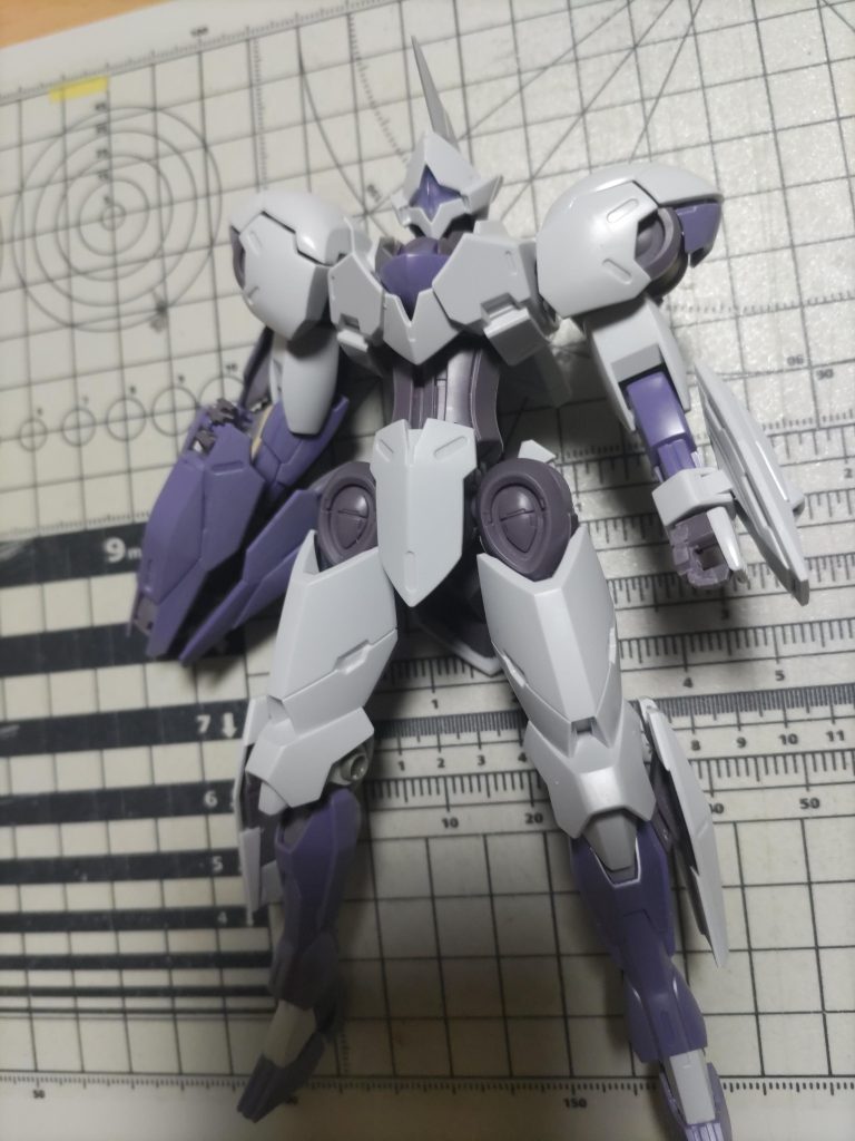 塗装前。ツノは先端が丸かったので、削りこんで尖らせてます。