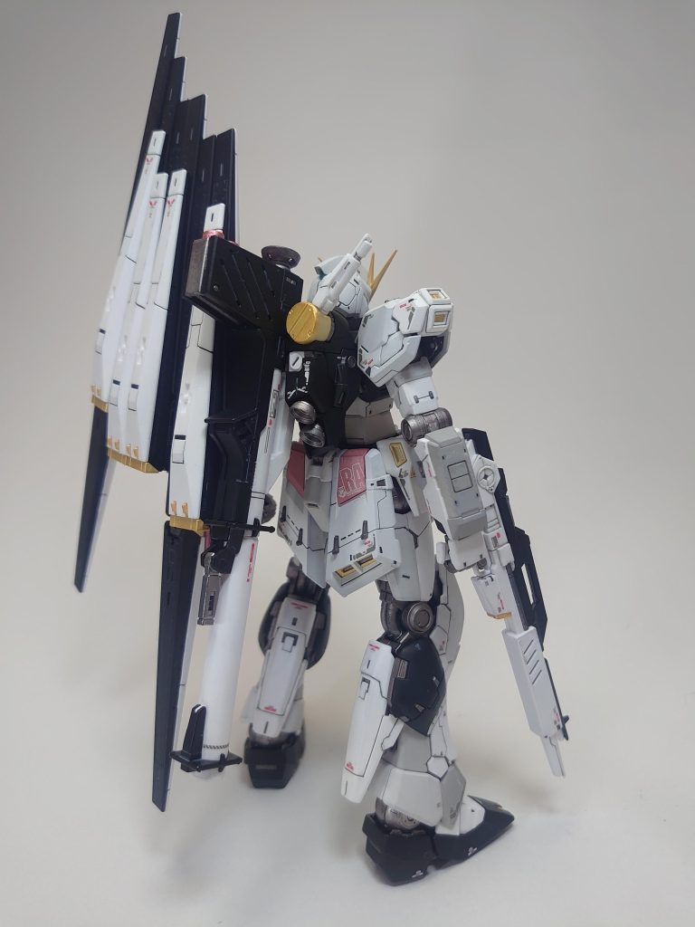 後はスミ入れ、専用水転写式デカール、つや消しトップコートで仕上げました。筋彫りはみ出したり、スミが滲んだり、もっとやり方や技術を磨く必要があるなと考えさせられた作品でした。…でも、めっちゃかっこいい😍次のキットもUC系の主人公機にしようと思います。最後までご覧頂き、ありがとうございました。