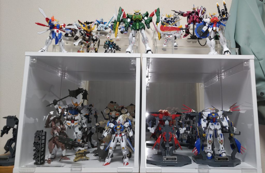 つまらないものですが、今のディスプレイです。ルブリスソーンさん来たのでこうなりました。鉄血の〜ロゴなのに水星の〜が混ざってますが、私の中では同じ世界なので😅ちなみに撮影の際はF90さんに毎回どいてもらってます😅