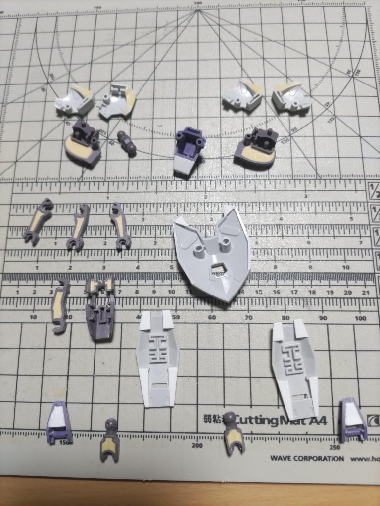 肉抜きが気になる箇所が多かったので処理。場所によってパテ埋めとプラ板を使い分けてます。