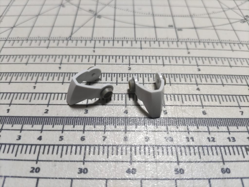 ヒザの装甲のパーツは丸いモールドがありますが、なんかしょぼかったのと、パーティングラインの処理がしづらかったので削り落とし。市販のパーツを貼りつけてそれっぽく処理しました。