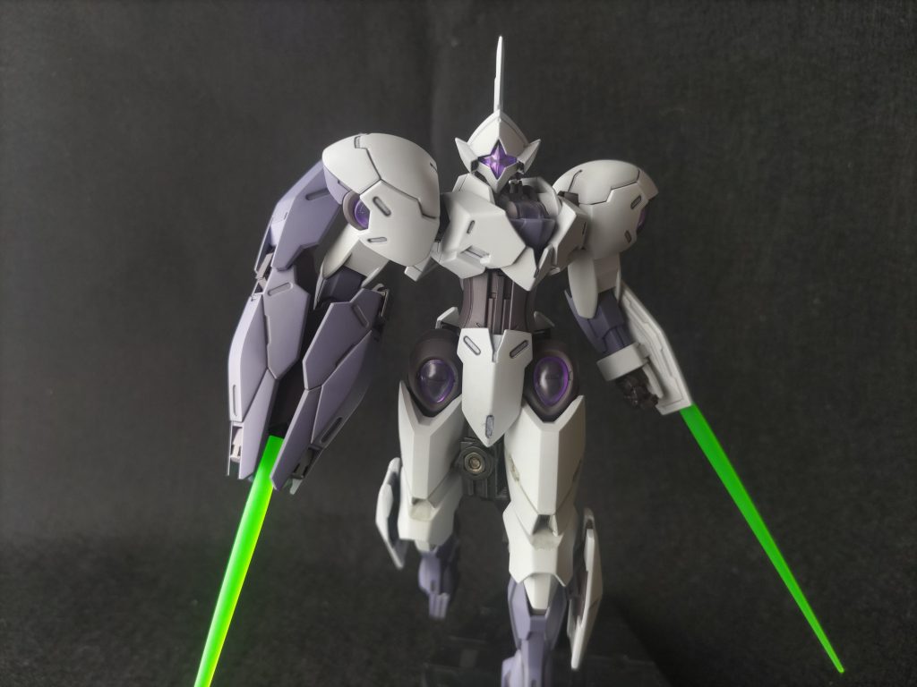 ビームサーベルがテカテカなのがあんまり好きじゃないので、ヤスリで表面を荒らしてぼかした感じにしました。