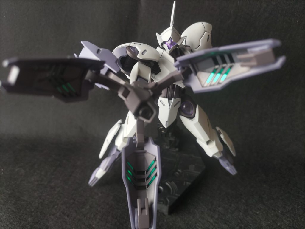 「ミオリネの隣に立つのは、俺だ！」ビームブレイサーの内側は塗り分けが大変そうだったので、リアルタッチマーカーのグレーでウォッシングする感じに塗って、一段暗い色に見えるようにしてみました。それとヒンジがけっこう目立つ感じがしたので、プラ板を貼って隠したり、リアルタッチマーカーで暗くして目立ちにくくしたりしてます。 