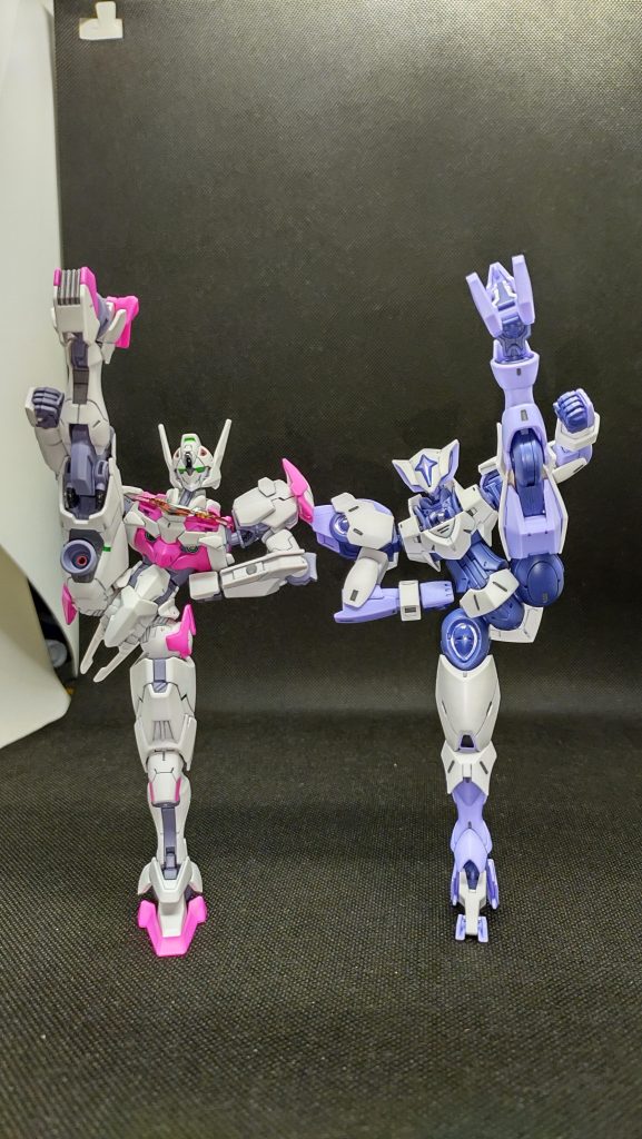 ダブルI字バランス。このポーズが一部界隈で流行ったと聞いて。キットの可動域の秀逸さがなせる業です。···というかキミタチ、実は仲良いんじゃあないのかい？