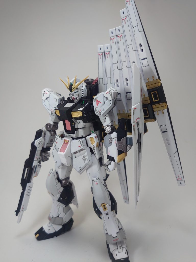 塗装は全てガンダムマーカーエアブラシシステムを使用し、今回は下地にアクリジョンも併用してみました。以下、カラーレシピです。フレーム…ベースカラーグレー⇒ヘビーガンメタリックブラック…ベースカラーグレー⇒ガンダムブラックホワイト…ベースカラーホワイト⇒ニューホワイトライトグレー...ベースカラーホワイト⇒ガンダムグレー:ガンダムホワイト  4:1グレー...ベースカラーグレー⇒ガンダムグレー:ガンダムホワイト  3:1レッド...ベースカラーホワイト⇒ガンダムメタレッドゴールド…ベースカラーホワイト⇒イエローゴールドツインアイ…ベースカラーホワイト⇒ガンダムメタグリーン+エナメルで隈取り