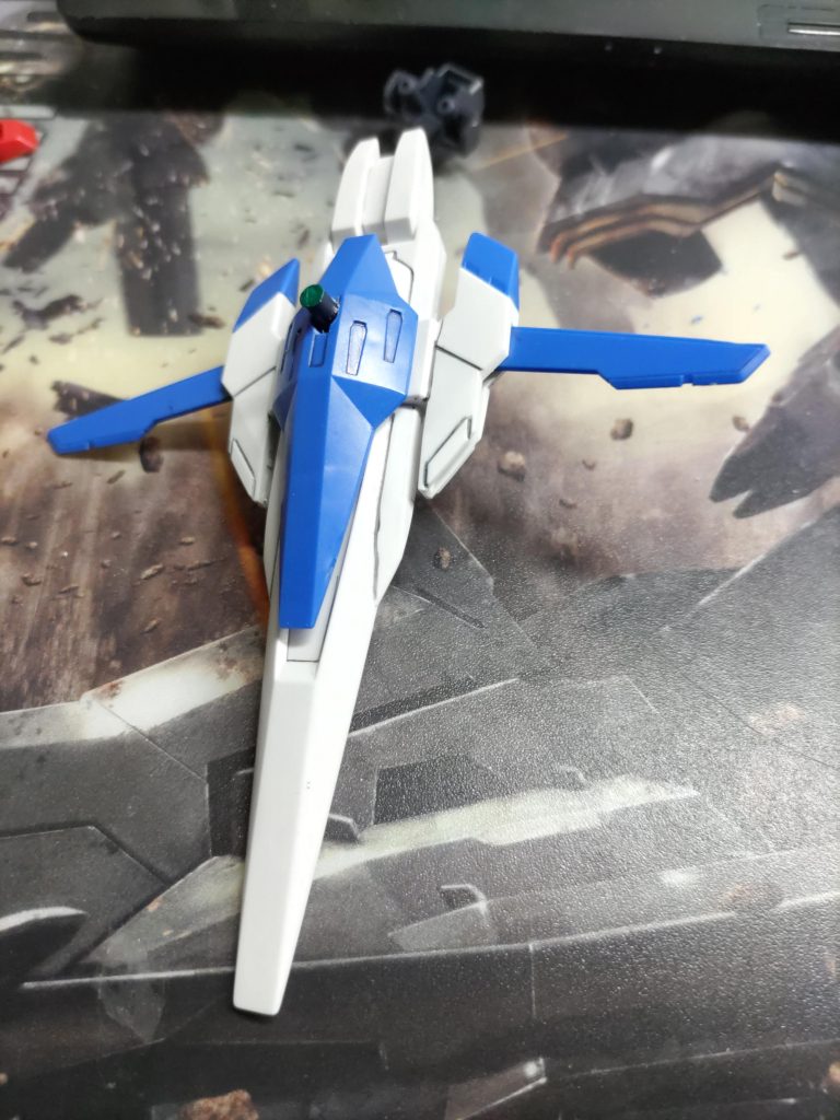 ライザーにGNコンデンサー型ウェポンラックを作成 ライザーの元々の接続穴にランナー棒をさして、青いパーツを棒が外に出るように加工しました