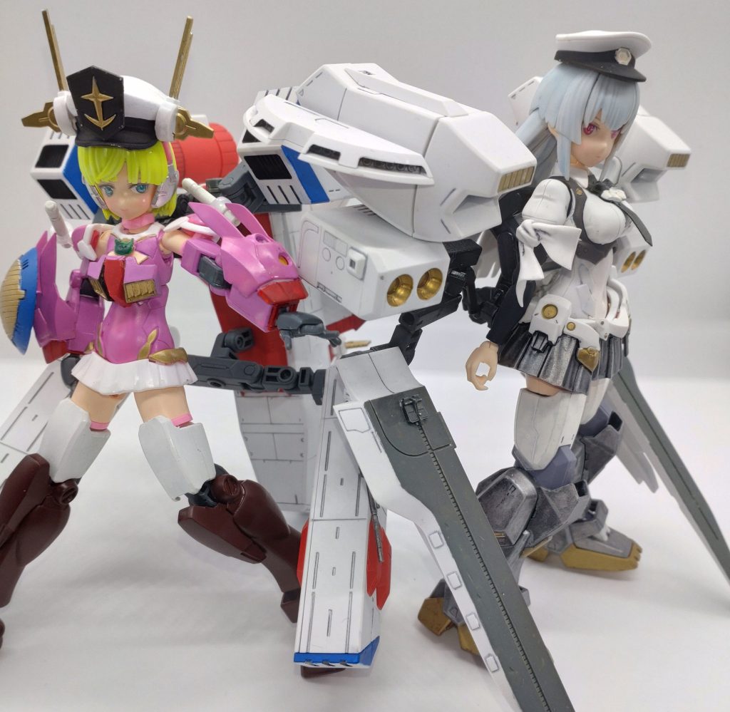 過去作のアーガマさんと。作製順は逆ですが、モチーフ艦的にホワイトベースのほうがお姉さん。小さい姉ってイイよね😆