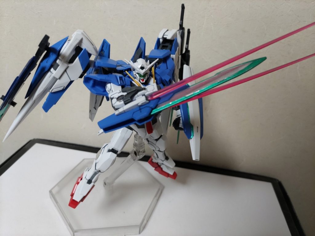 武装3　GNプロトソード改側面の銃口からはビームサーベルを展開できる