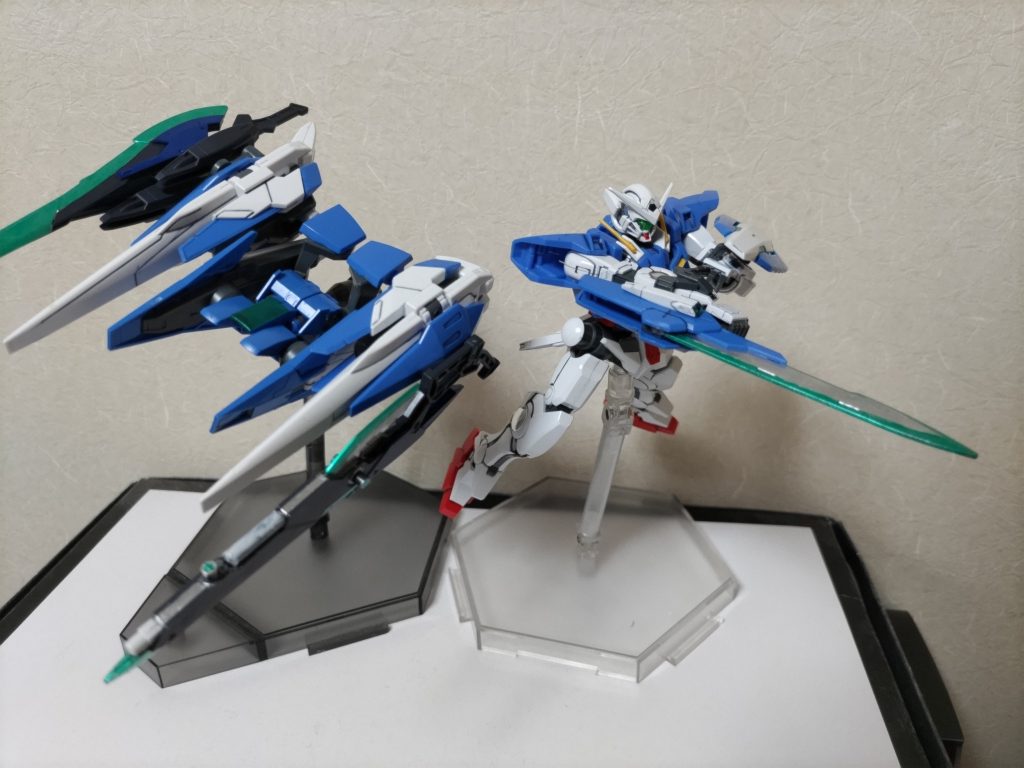 バックパックは分離し飛行形態（先頭部分はコアファイター）に、本体は遠隔で戦闘が可能。