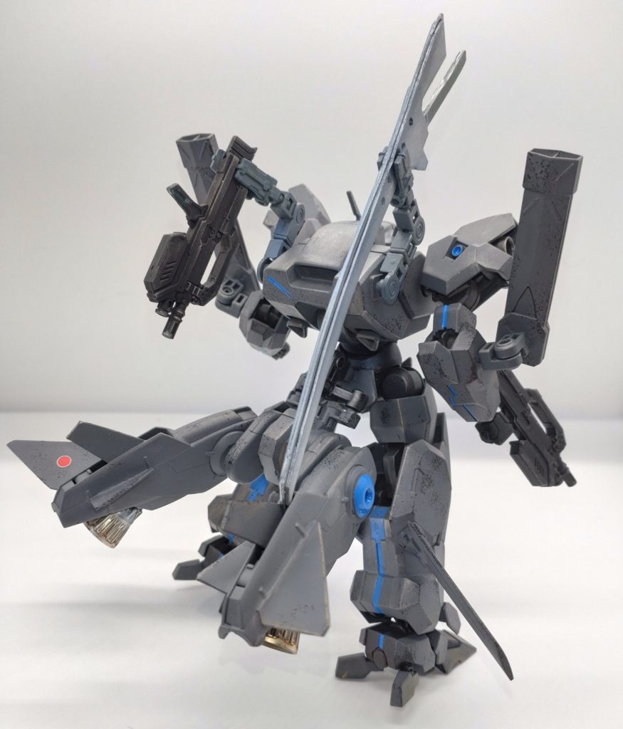 腰部の跳躍ユニットはミラソウル社ブースターをベースに、初めてのプラ板加工で作りました。同じく74式近接戦闘長刀もプラ板から切り出し、フィギュアやブキヤさんのプラモを見ると、積層構造に見えましたので重ねて再現しています。