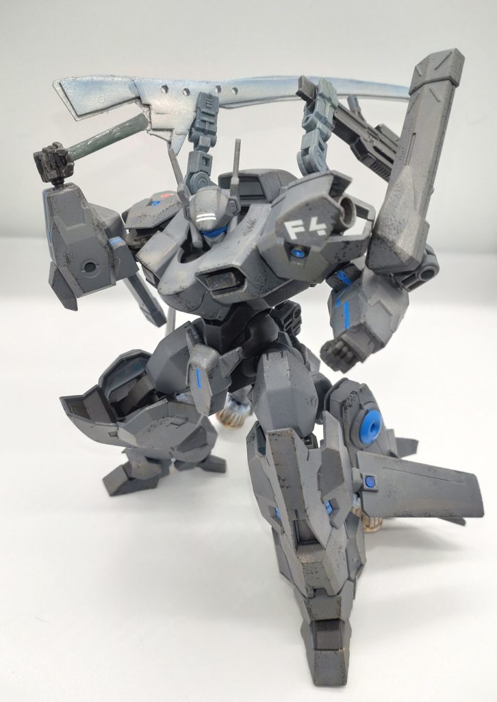 いつものボールデンアームアームズ、バトルアームアームズで背中の可動兵装担架システムを再現。可動するので抜刀ポーズがとれます。