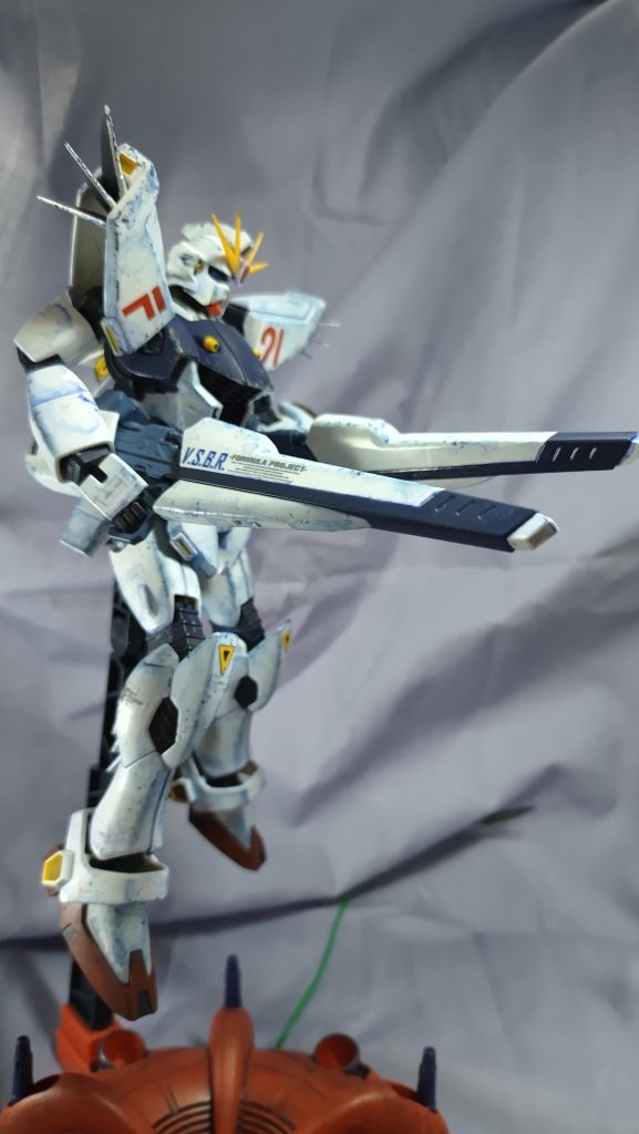 左のヴェスバーのスライド部分はもう片方を使ってレジンで複製しました。これも2回ほど失敗してやっと完成。