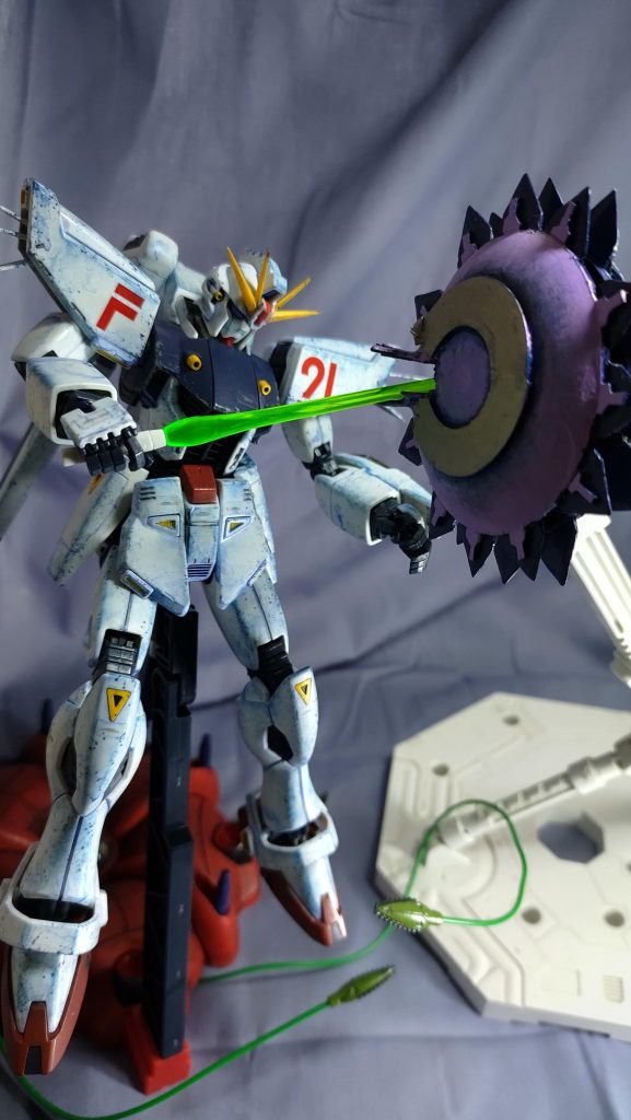 バグのディテールは無視です。自分の力量では細部まで作り込めなかったので雰囲気で感じて下さい。笑ガチャポンのカプセルはポリプロピレンなため、接着剤も塗料もつかないのでプラ用接着剤で加工して全体をサフでコーティングしてから塗装してあります。