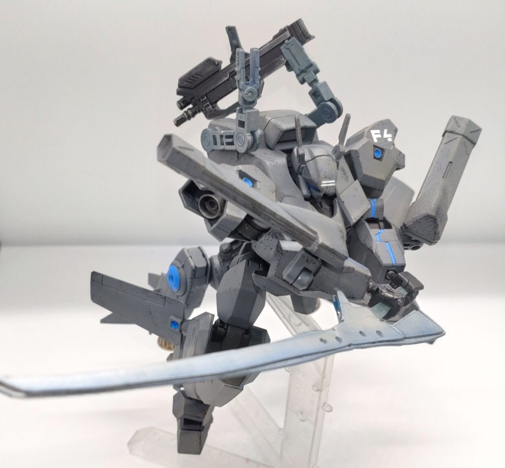 長刀両手持ちでポージングです。