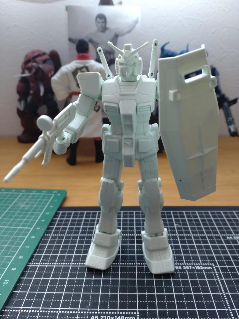 素組みのFGガンダムです。結構良さげなスタイルですが、ビームライフルが1パーツなので、凄く薄いです。シールドは何かカッコ良くて、ディテールアップして、塗装もバッチリ行ってみました。