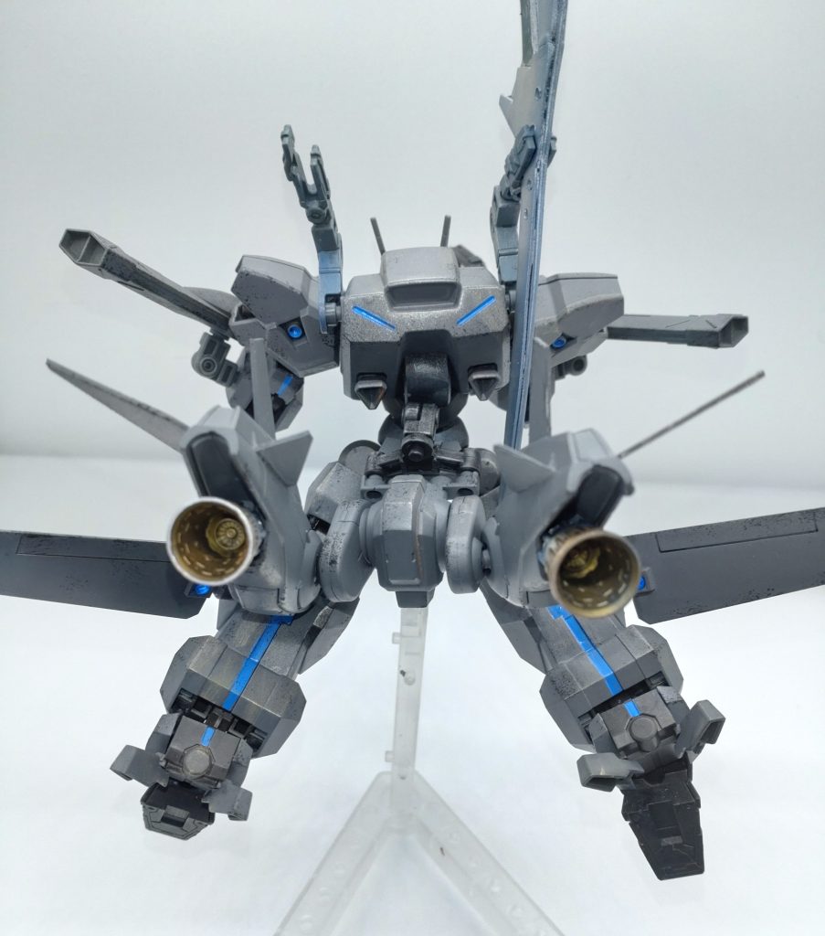 飛翔ポーズを後ろから。関節部の水色ラインも入れてみました。