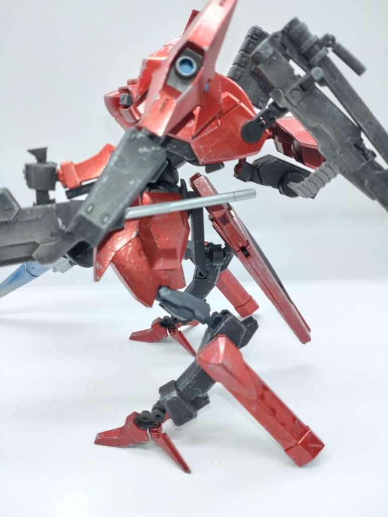 今作で試したかった事が画像の逆関節、鳥脚です。ソーンのパーツをジョイントで繋げてみました。 