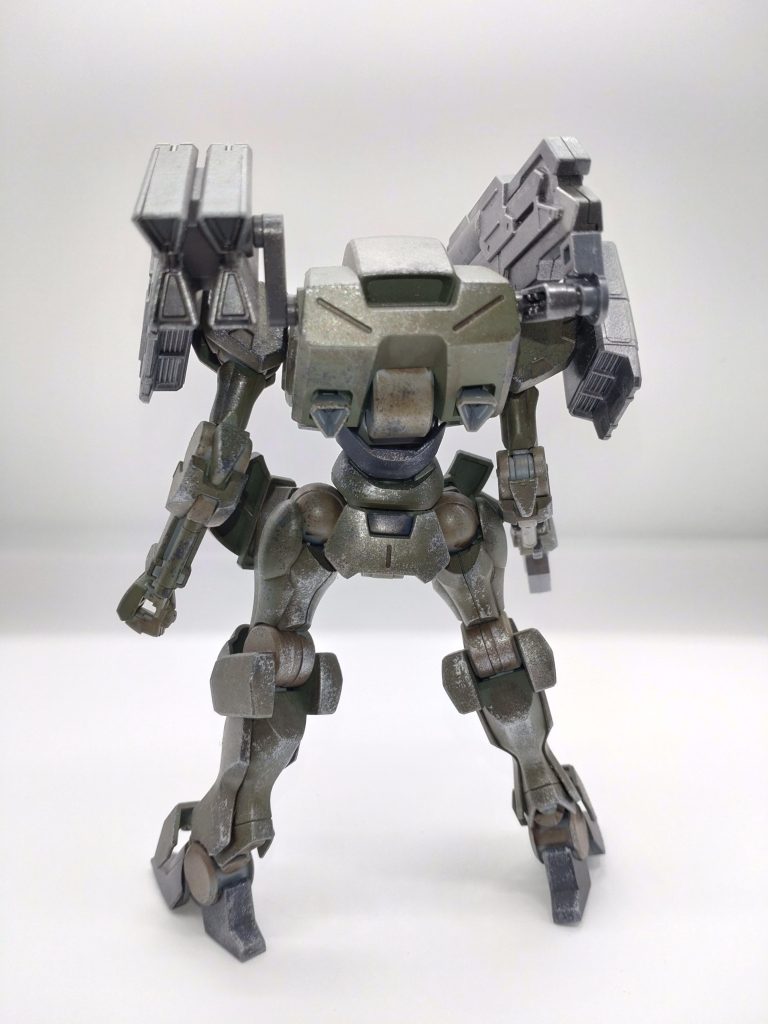 成型色を活かし、やりたいウェザリングを全て試してみました。オカゲで真っ黒です。