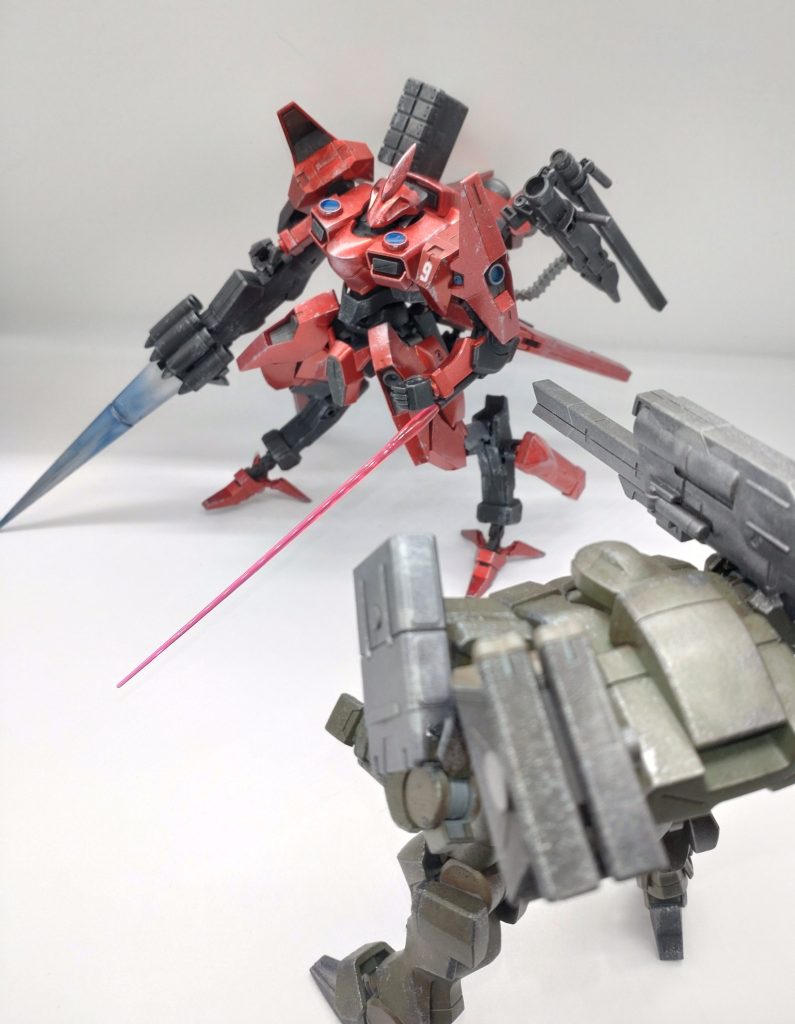 マズい相手に出会ったザウォートヘヴィ。ノイン・クーゲルのブレードは、元のビームサーベル基部を切断、反転し接着しただけです。