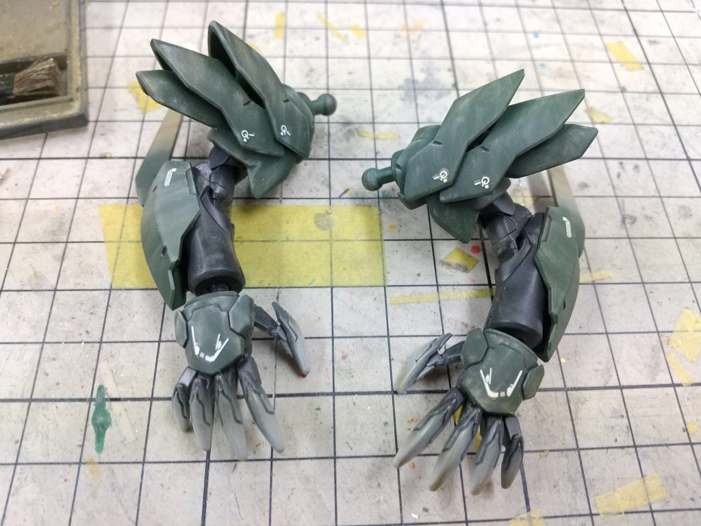 腕はダナジンの他部分のパーツを肩アーマーに見立てて装着してるイメージで。手首はバルバトスルプスレクスで。 