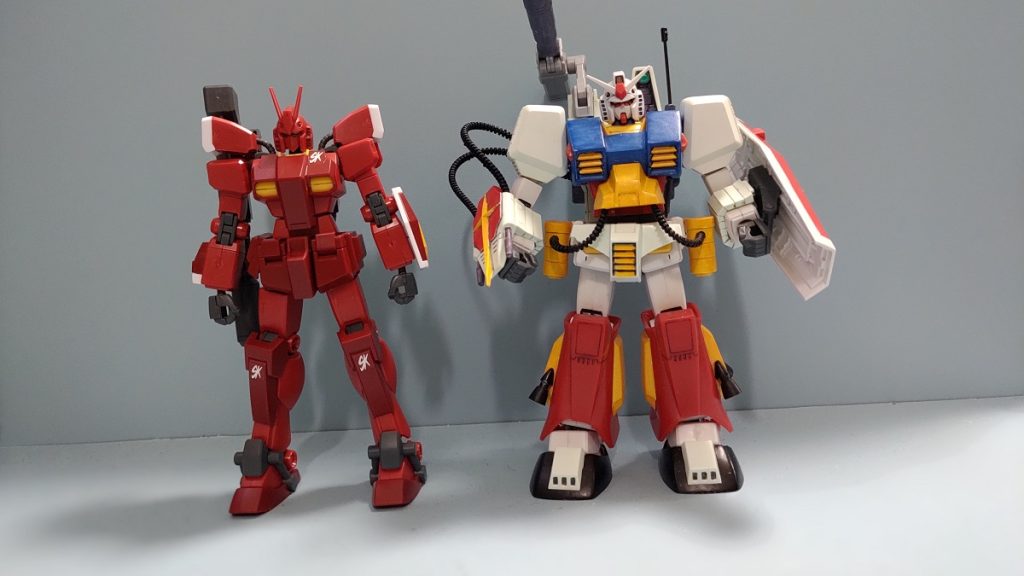 パーフェクトガンダムⅢことレッドウォーリアー（ＨＧＢＦ）とツーショット。うん、ごつい(´▽｀；)